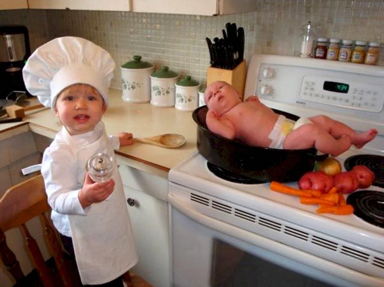 Ребёнок на кухне смешные. Картинка