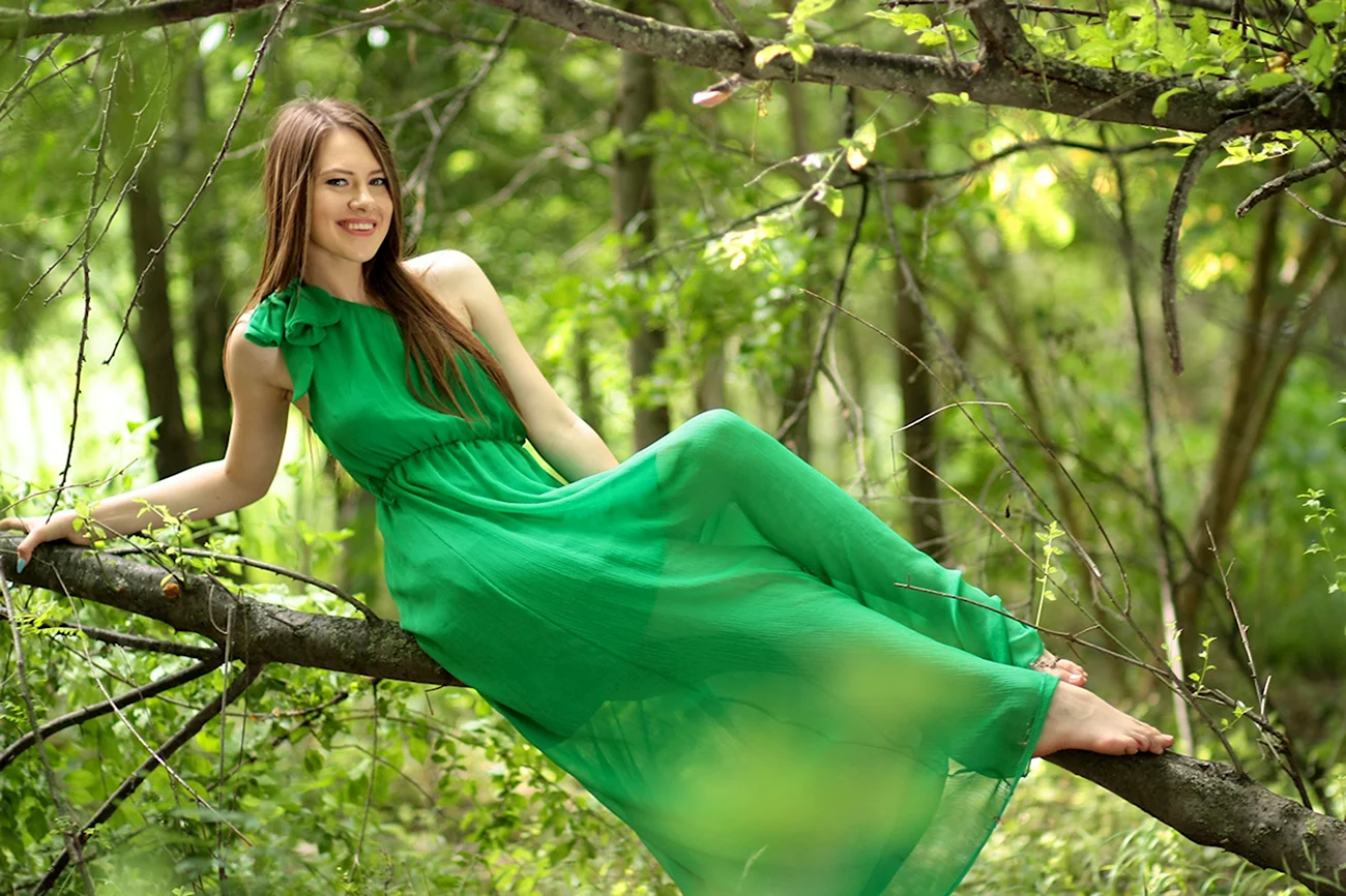 Робин Эллакотт в зеленом платье. Красивая картинка