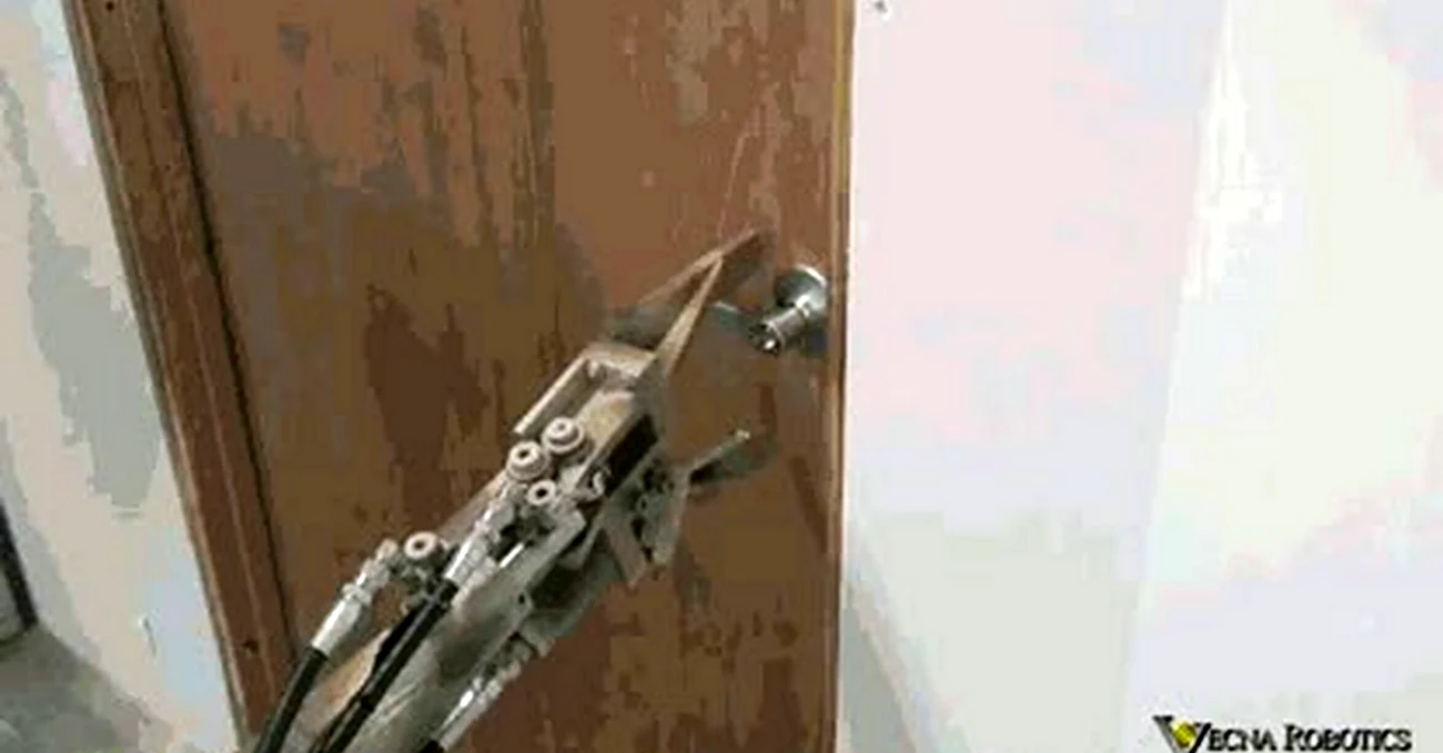 Робот ломает дверь. Прикольная картинка