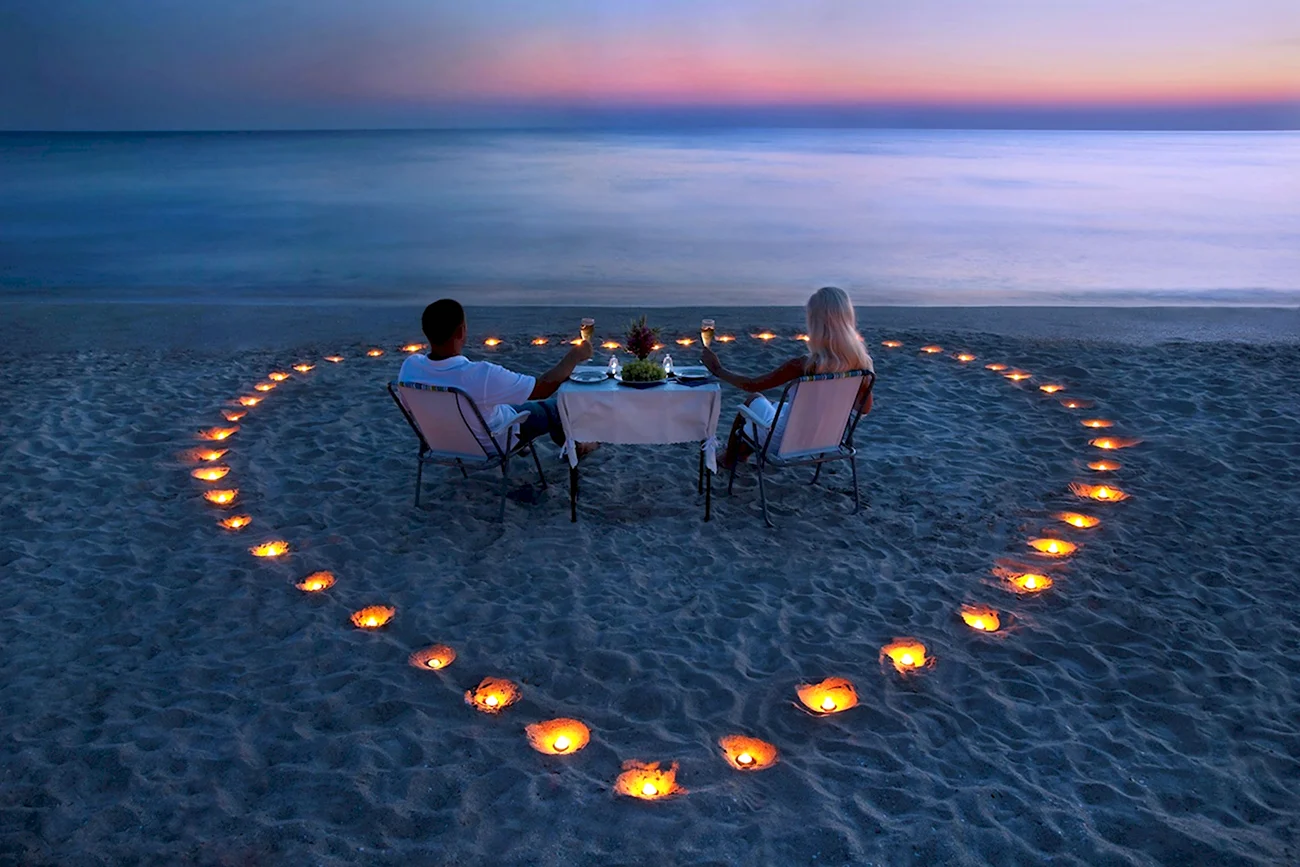 Романтический вечер на берегу моря. Красивая картинка