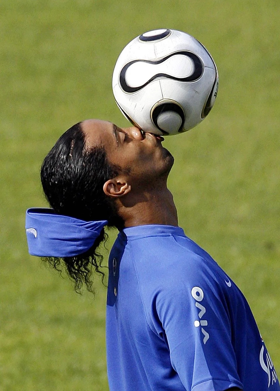Роналдиньо с мячом на голове. Картинка