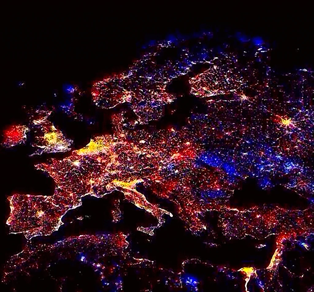 Россия из космоса ночью. Картинка