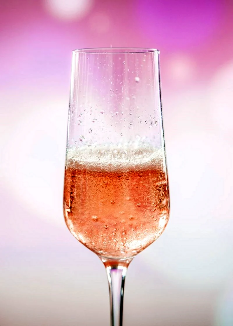 Розовое шампанское в бокале. Картинка