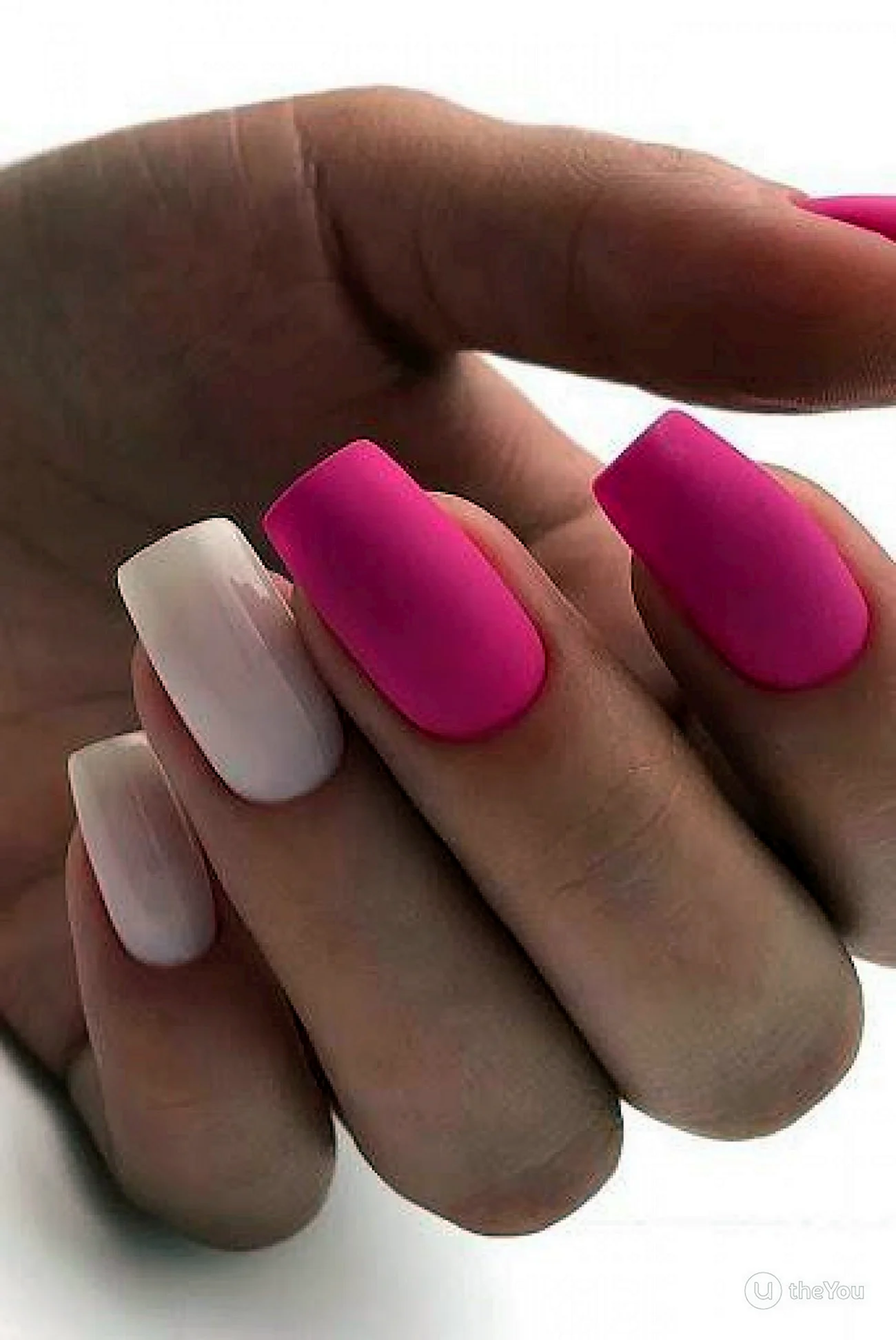 Розовые квадратные ногти. Красивая картинка
