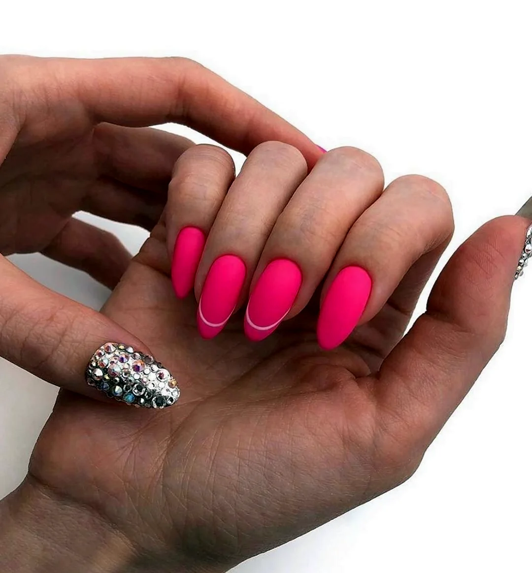 Розовые овальные ногти. Красивая картинка