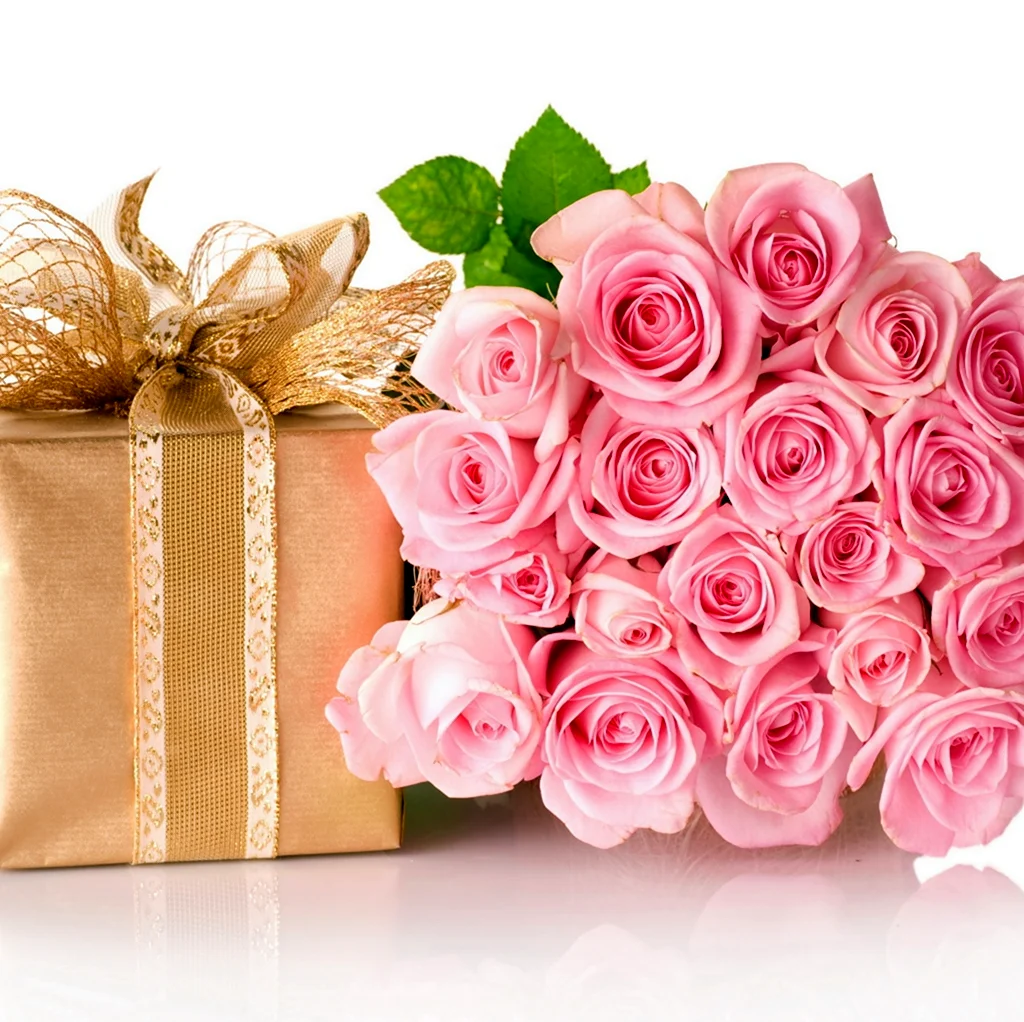 Розовые розы и подарок. Картинка