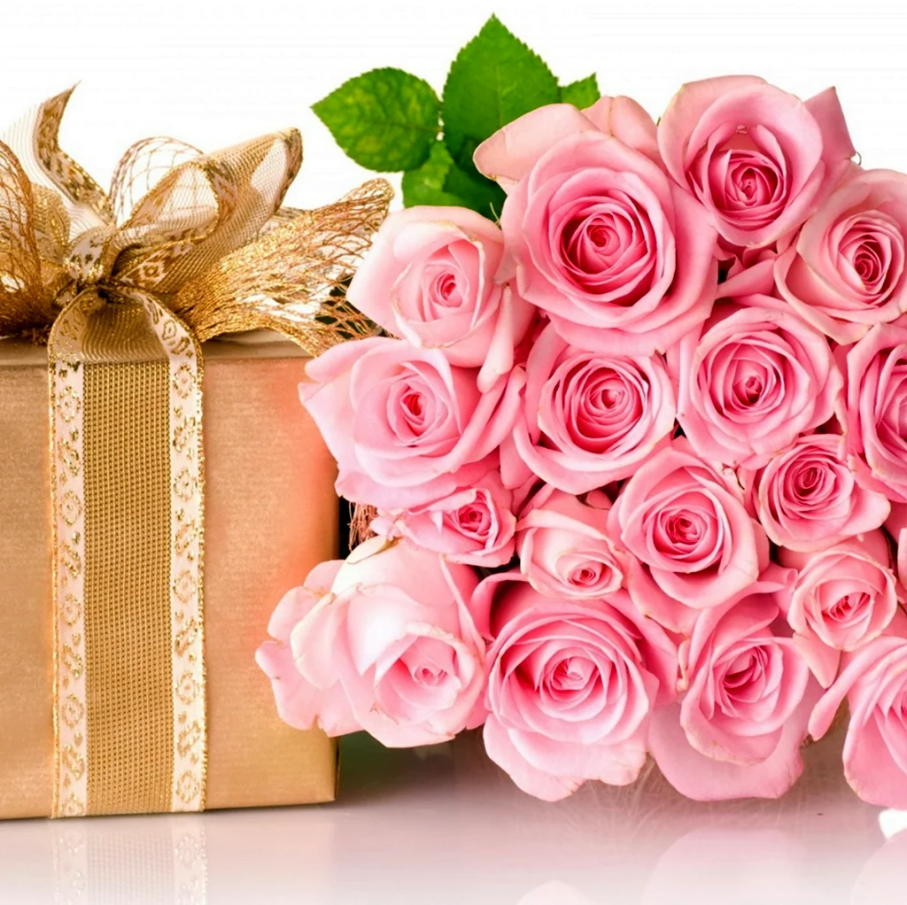 Розовые розы и подарок. Открытка с днем рождения