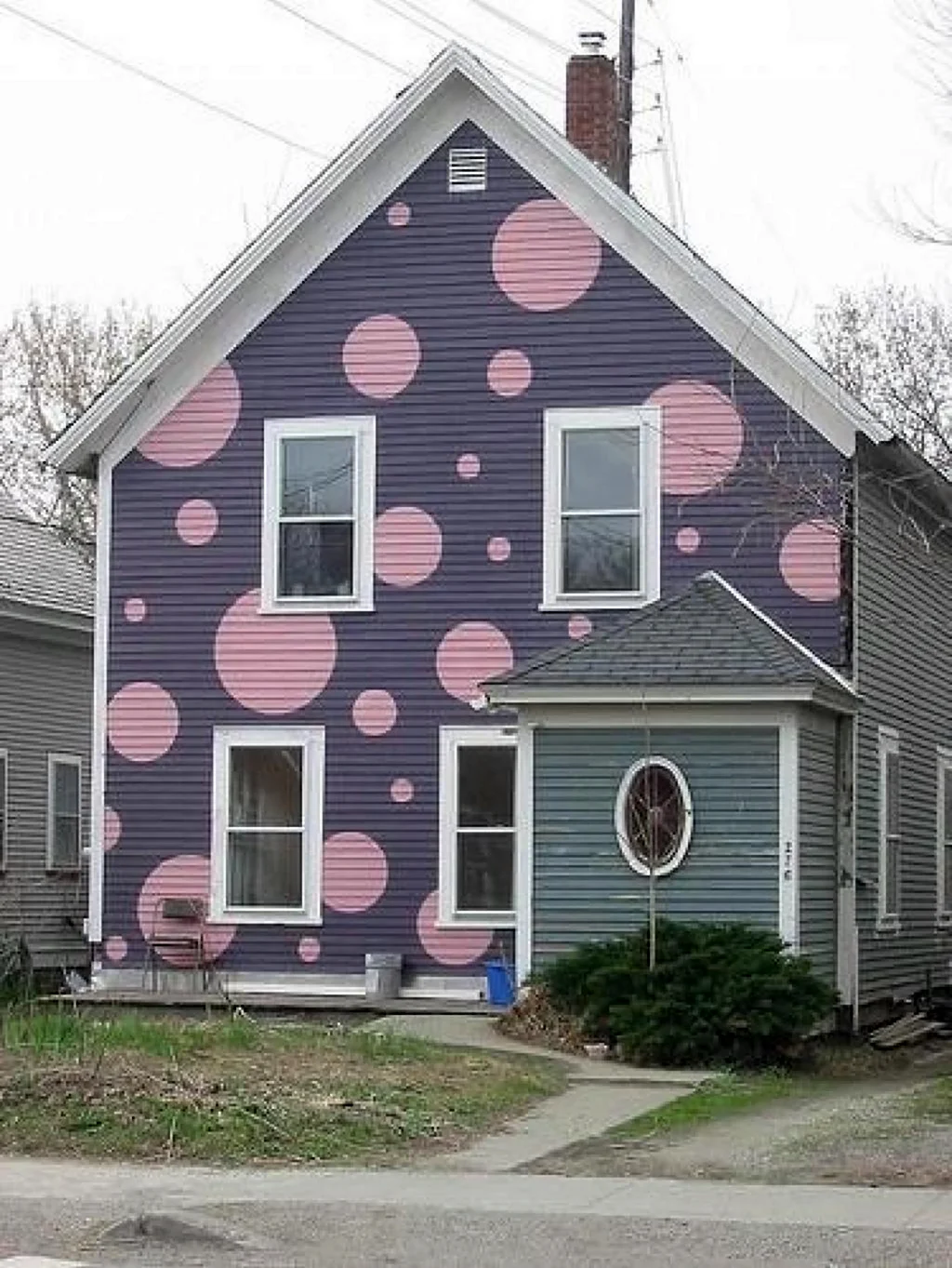 Розовый фасад дома. Красивая картинка