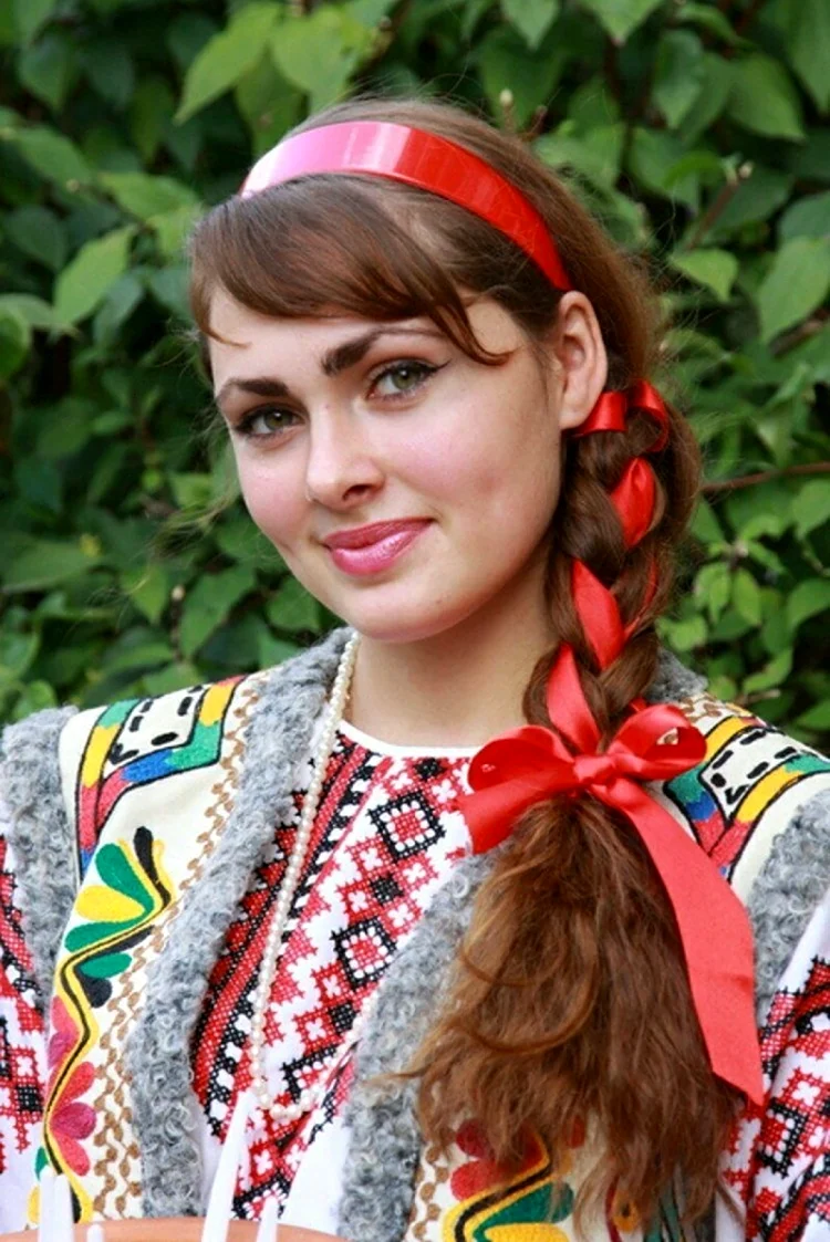 Русские народные прически. Красивая девушка