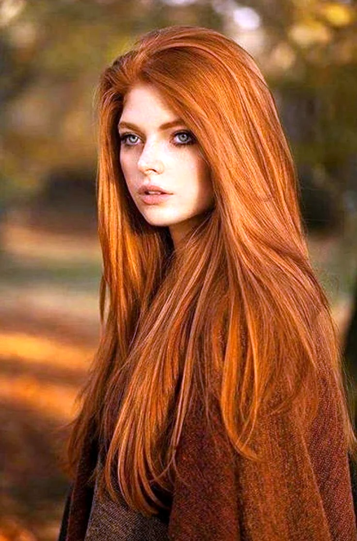 Руссо рыжеватые волосы. Красивая девушка
