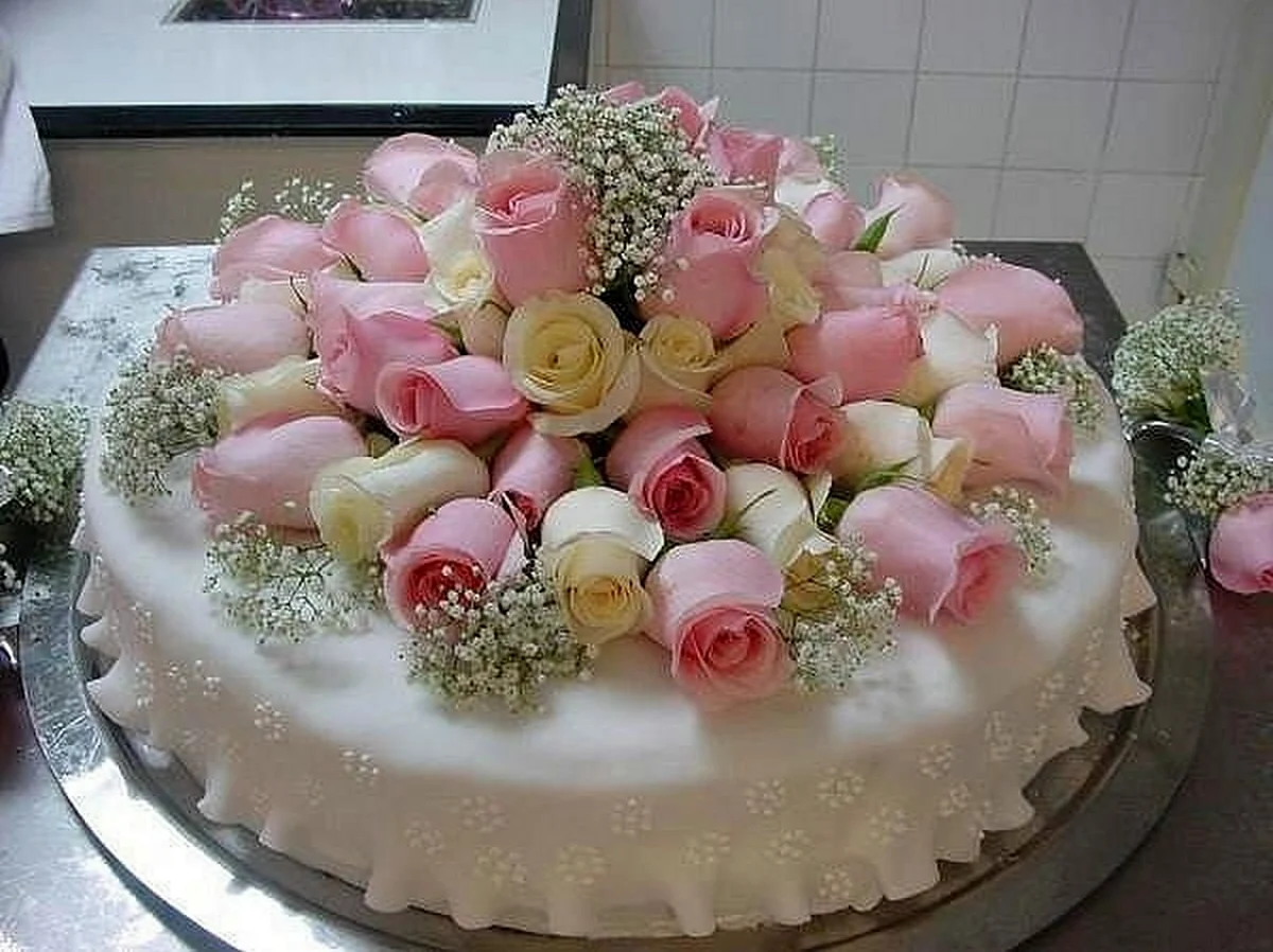 С днем рождения торт и цветы. Картинка