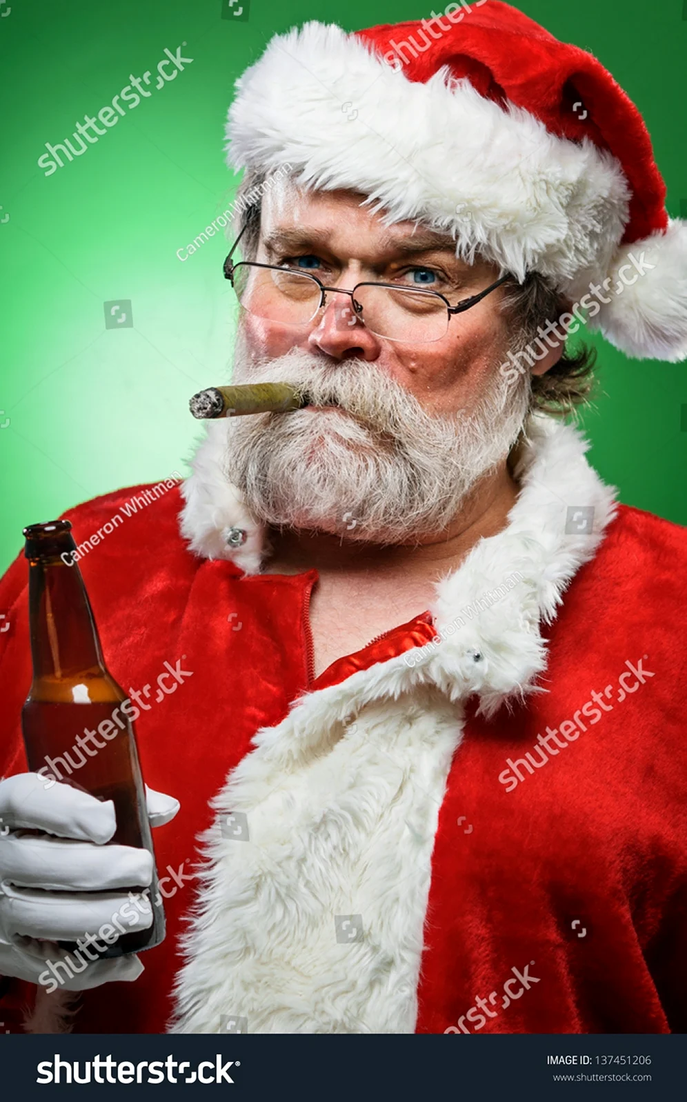 Санта Клаус с сигарой. Прикольная картинка