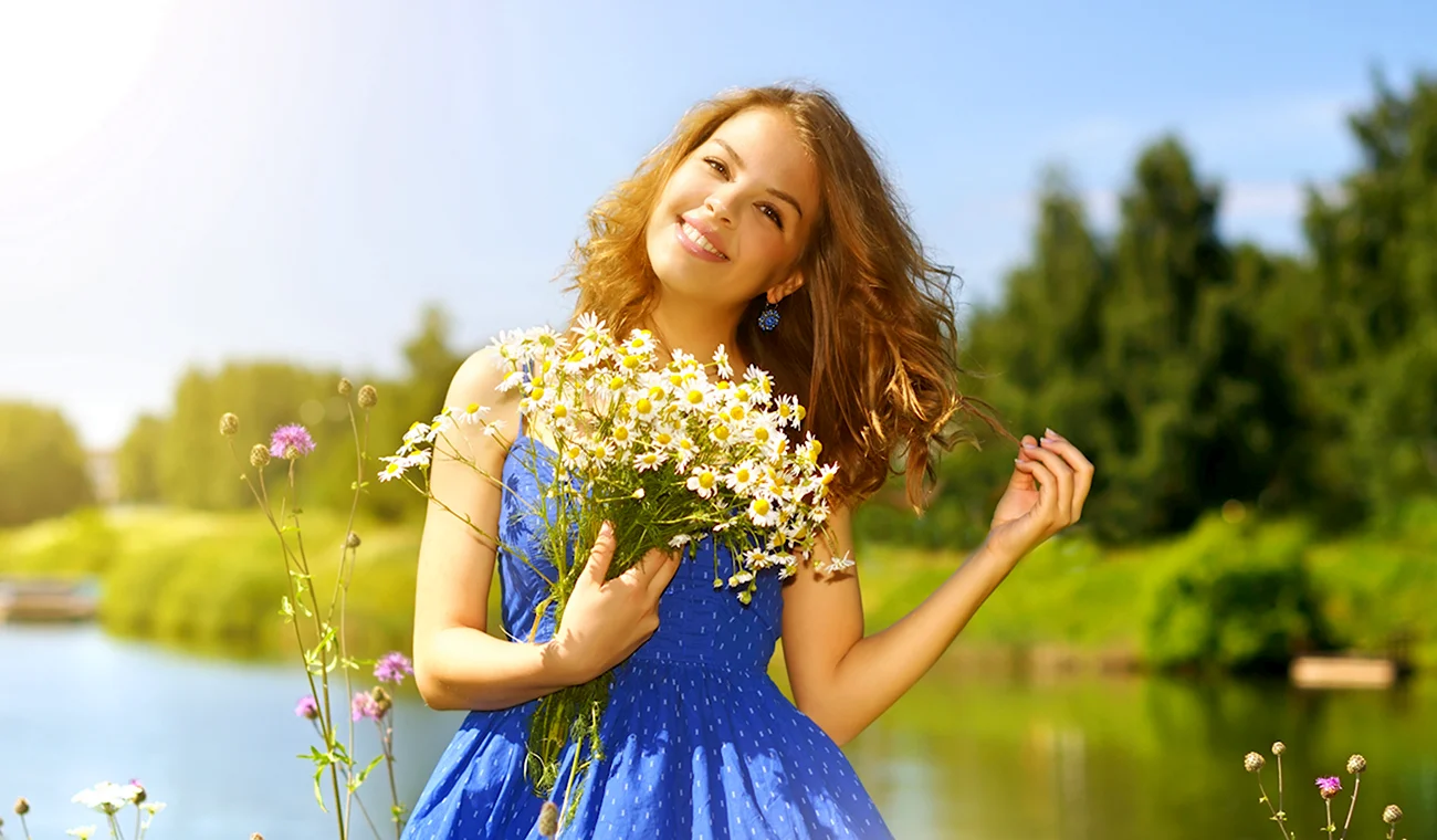 Счастливая женщина с цветами. Картинка