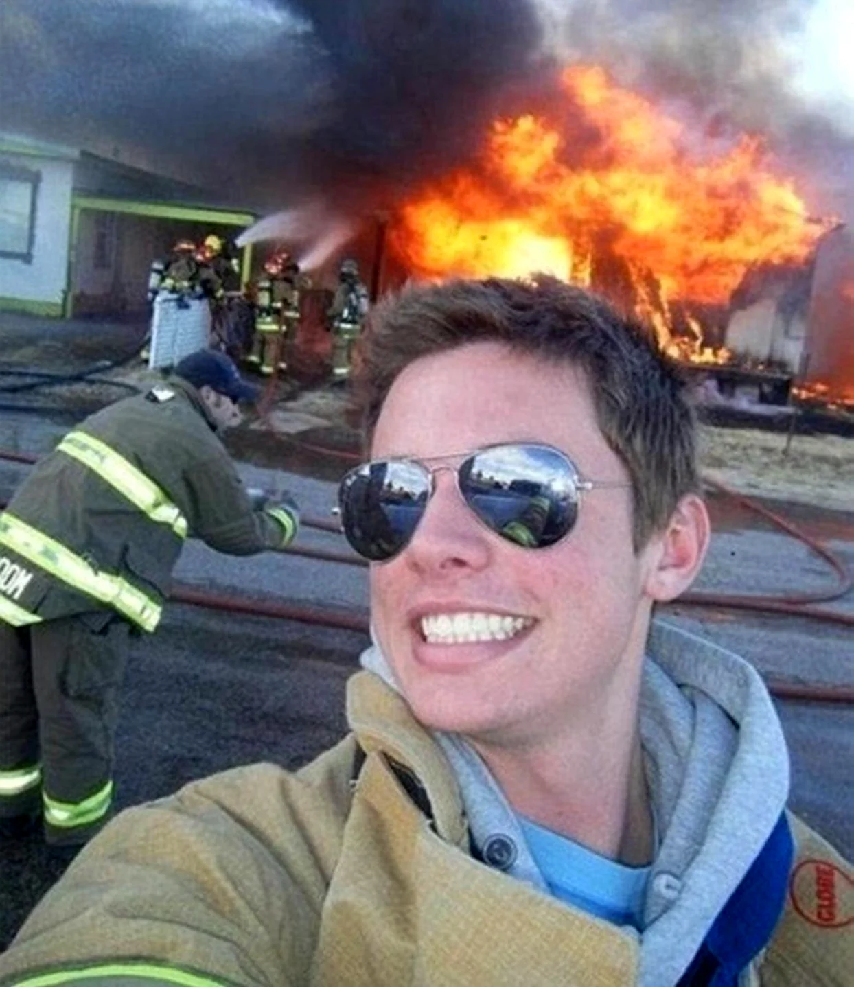 Селфи на фоне пожара. Картинка