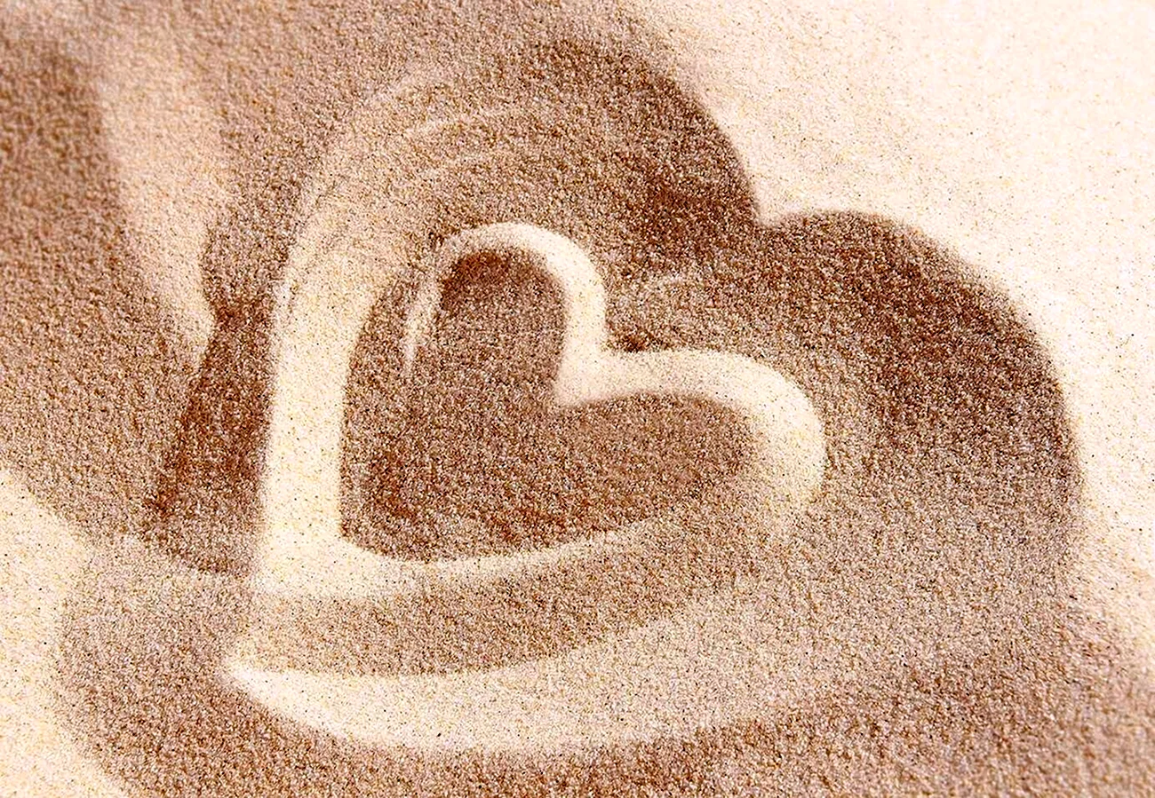 Сердечко на песке. Красивая картинка