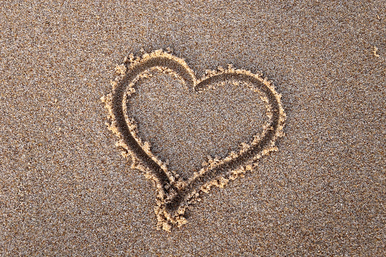Сердечко на песке. Красивая картинка
