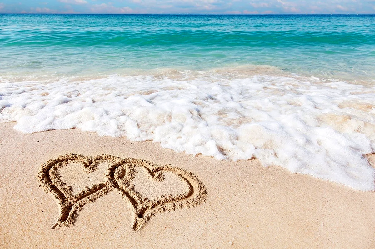Сердечко на песке у моря. Красивая картинка