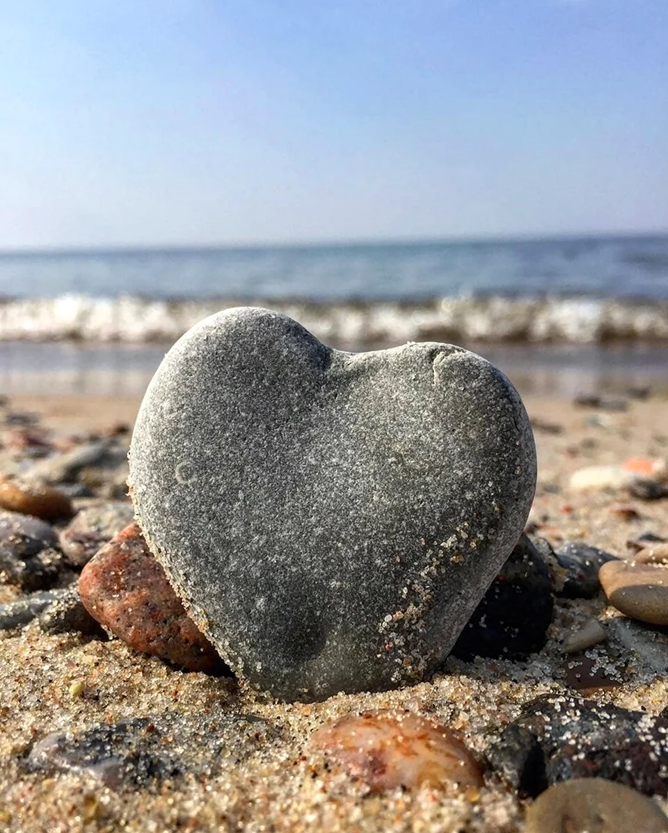 Сердце на берегу моря. Красивая картинка