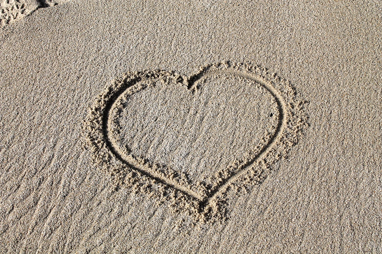 Сердце на песке. Красивая картинка