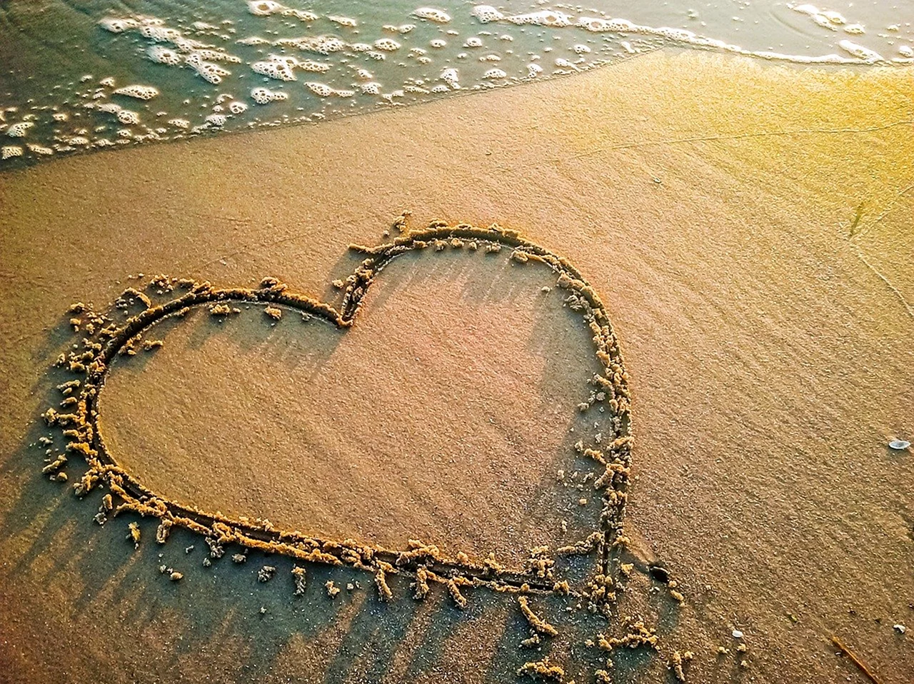 Сердце на песке. Красивая картинка