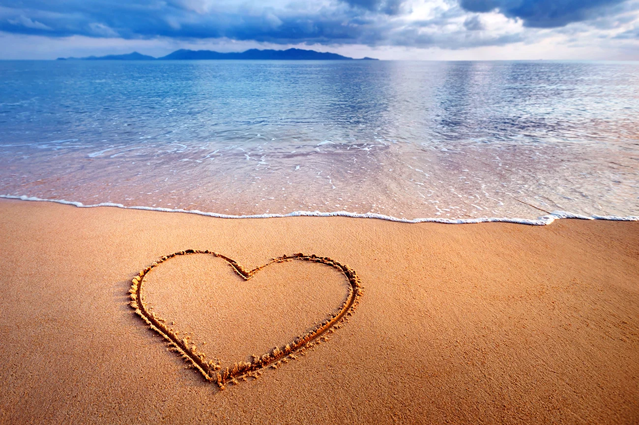 Сердце на песке у моря. Красивая картинка