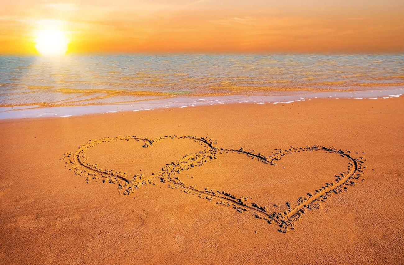 Сердце на песке закат. Красивая картинка