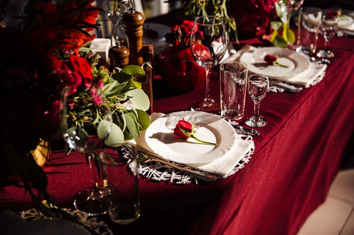Сервировка стола бордовый. Поздравление с годовщиной свадьбы