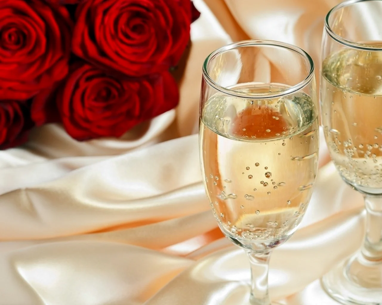 Шампанское бокалы цветы. Поздравление с годовщиной свадьбы