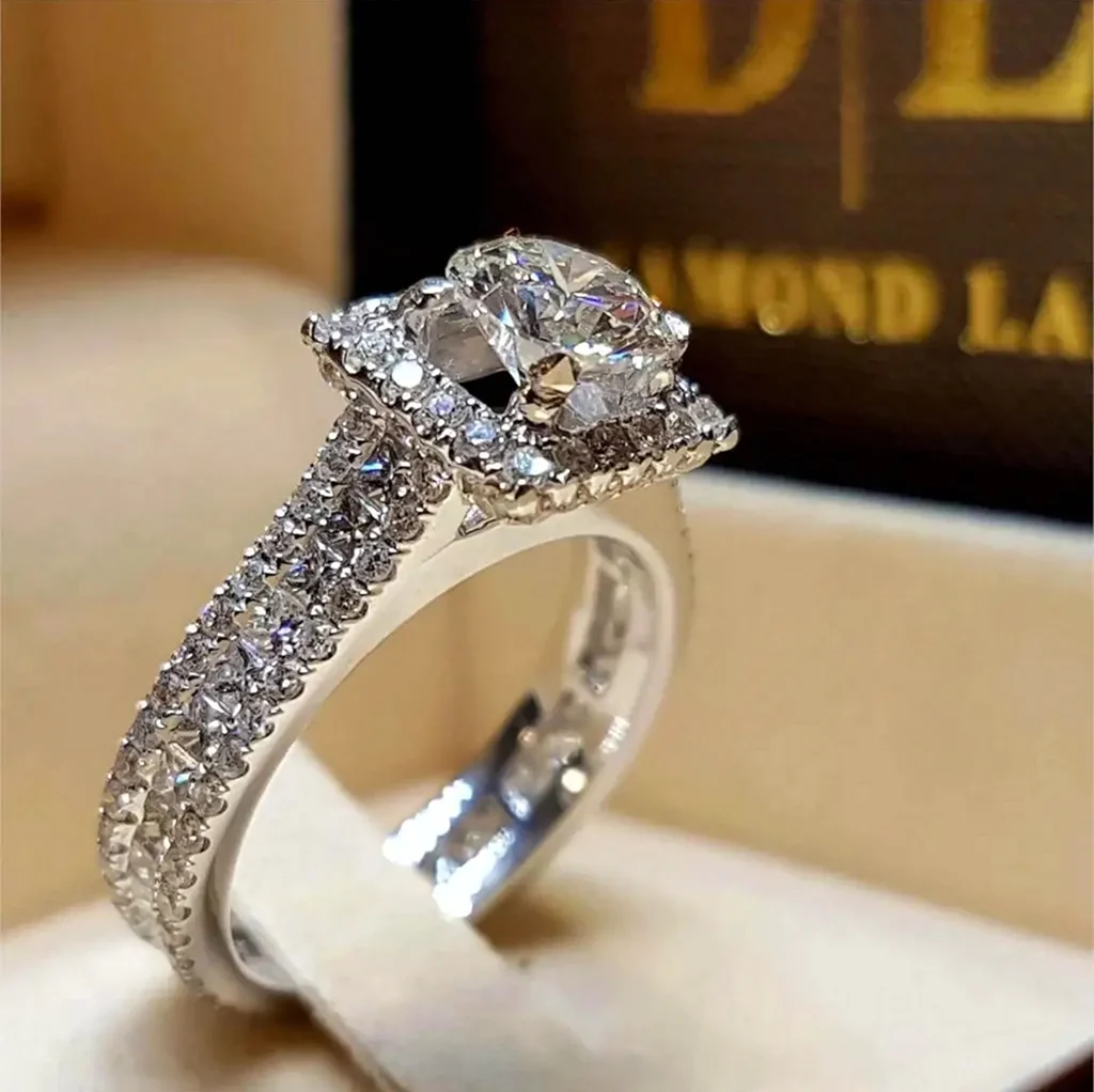 Шикарное кольцо с бриллиантом. Красивая картинка