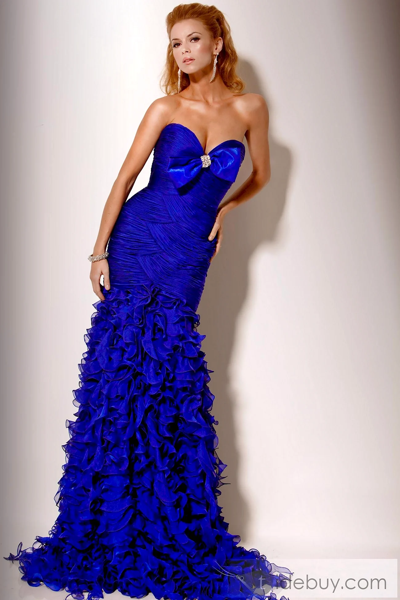 Шикарное синее платье. Красивая картинка