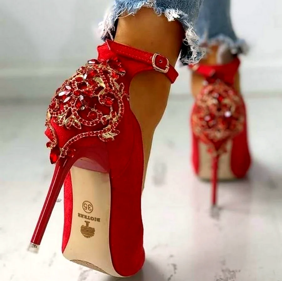 Шикарные красные туфли. Красивая картинка