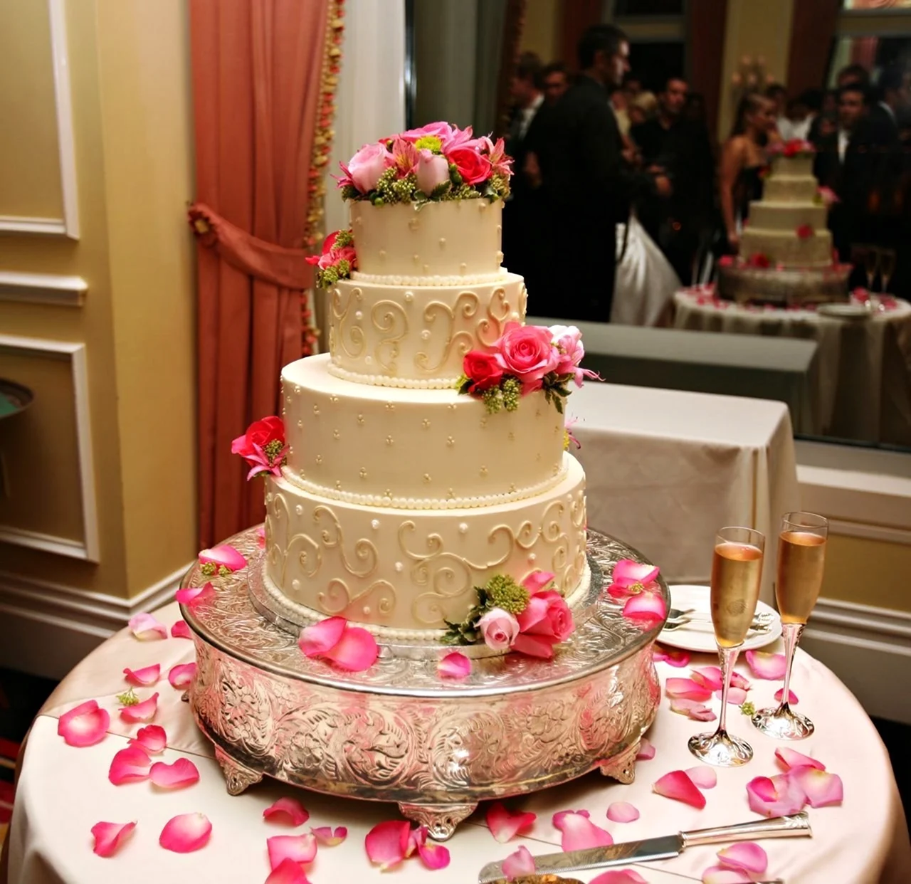 Шикарный свадебный торт. Красивая картинка