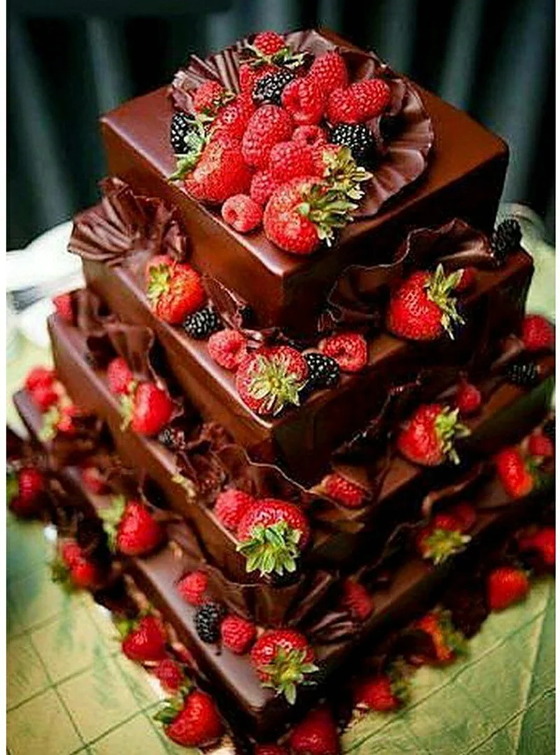 Шикарный торт на день рождения. Красивая картинка