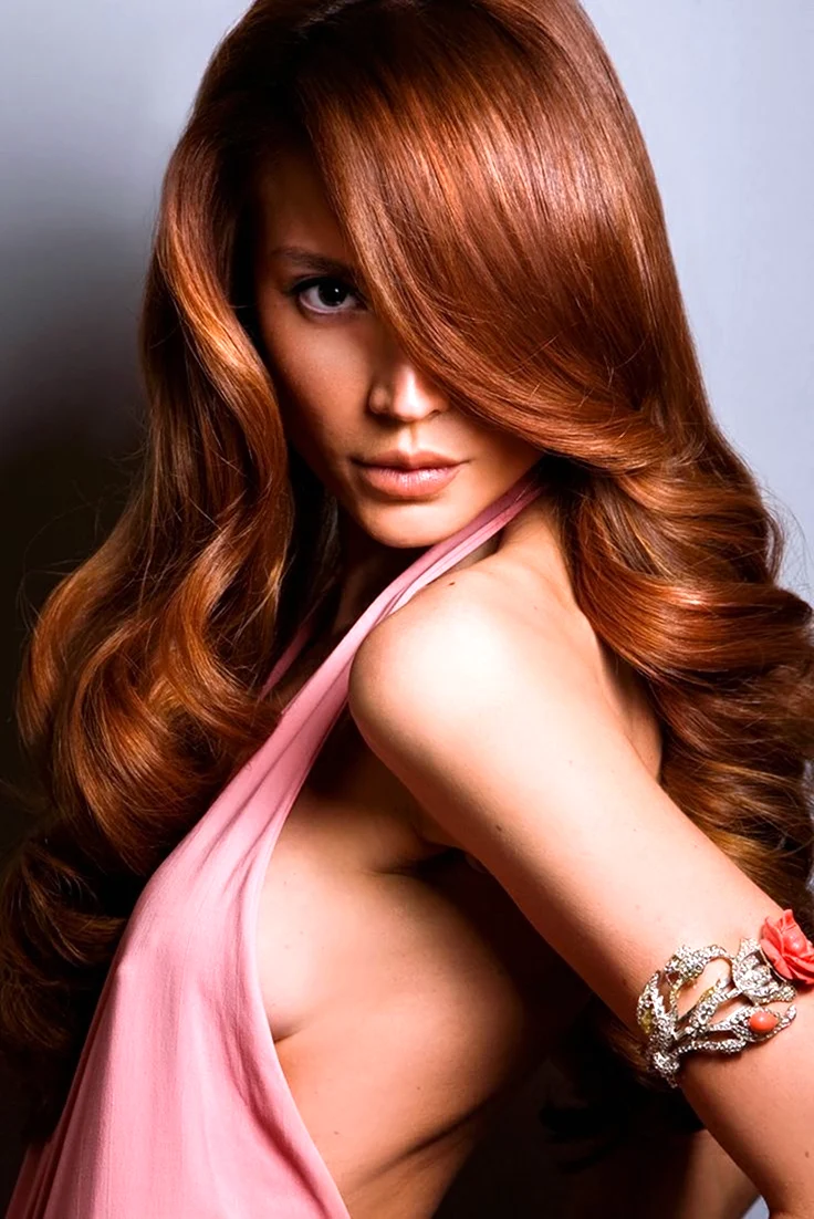 Шоколадно рыжий цвет волос. Красивая девушка