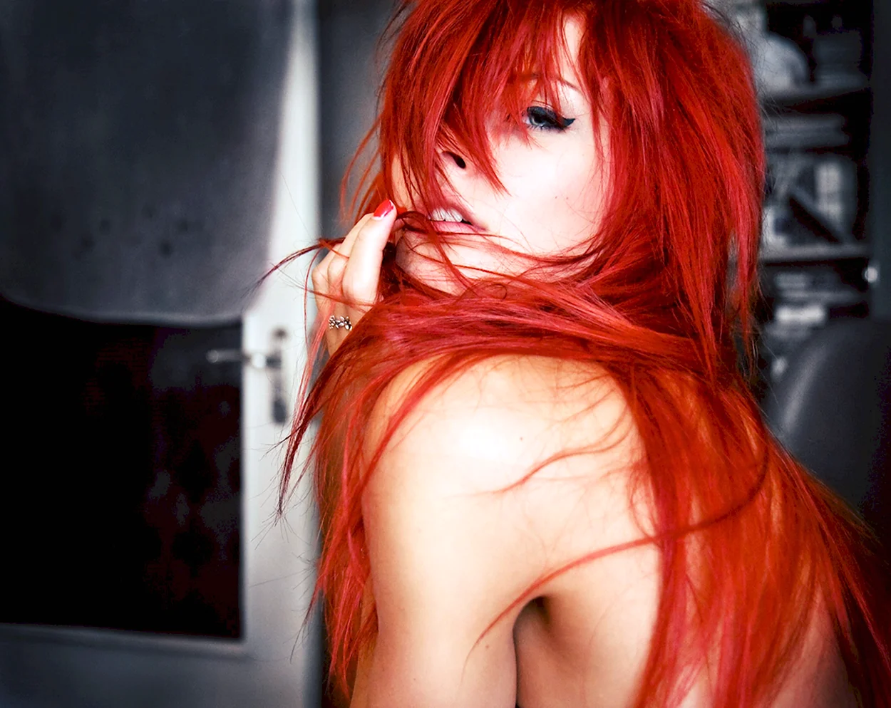 Скарлет Тейлор с красными волосами. Красивая девушка