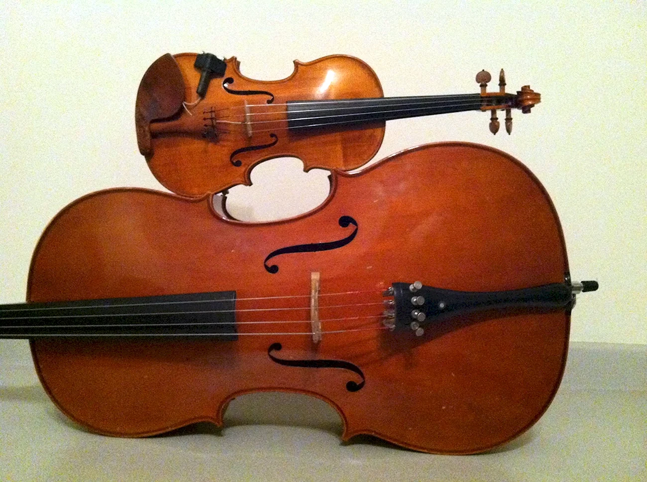 Скрипка и виолончель. Картинка