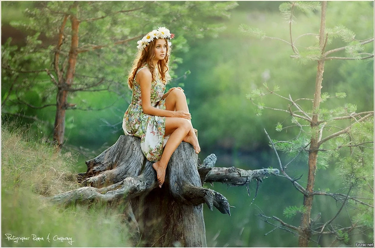 Славянская девушка в лесу. Красивая девушка