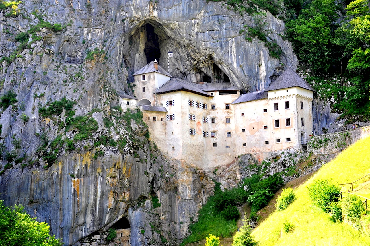 Словения в скале Словения замок. Картинка