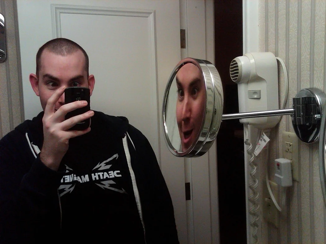 Смешное отражение в зеркале. Картинка