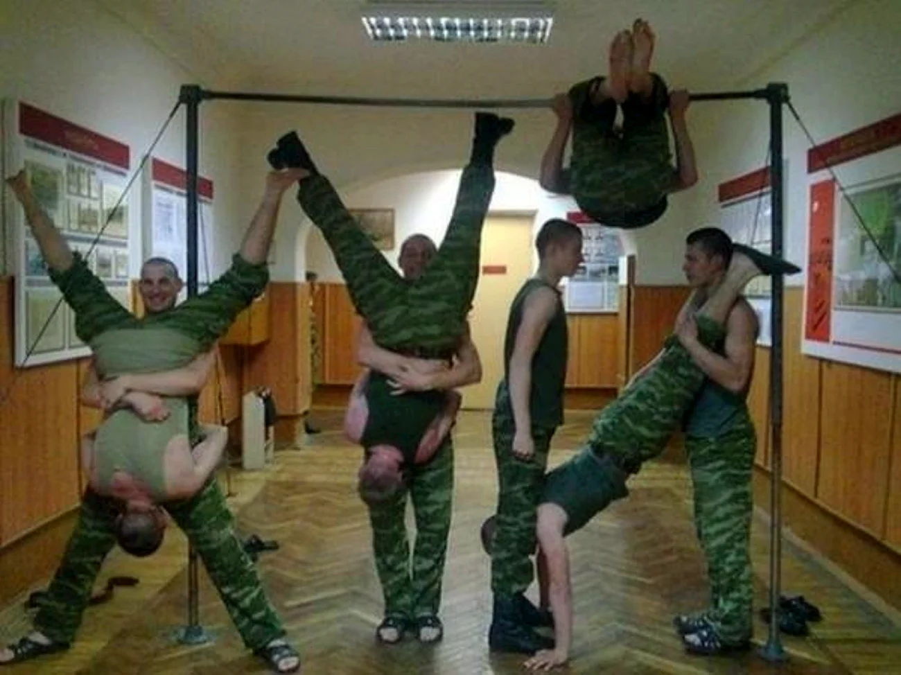 Смешные солдаты в армии. Прикольная картинка