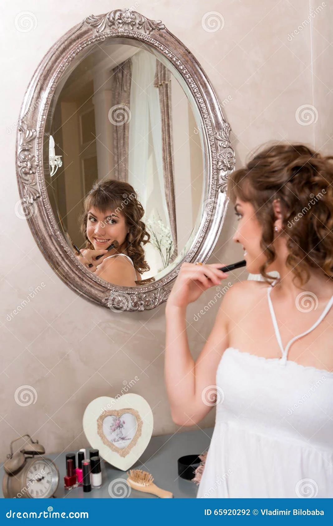 Смотреться в зеркало. Красивая девушка