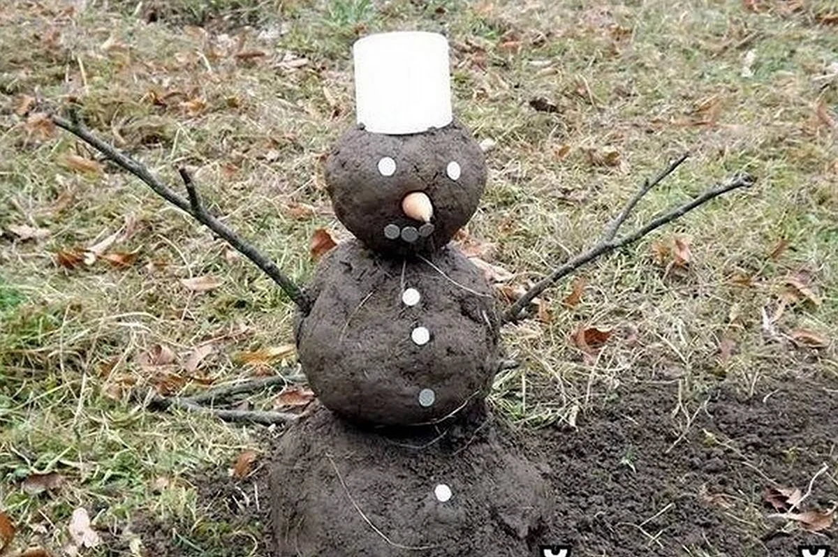 Снеговик из грязи. Картинка