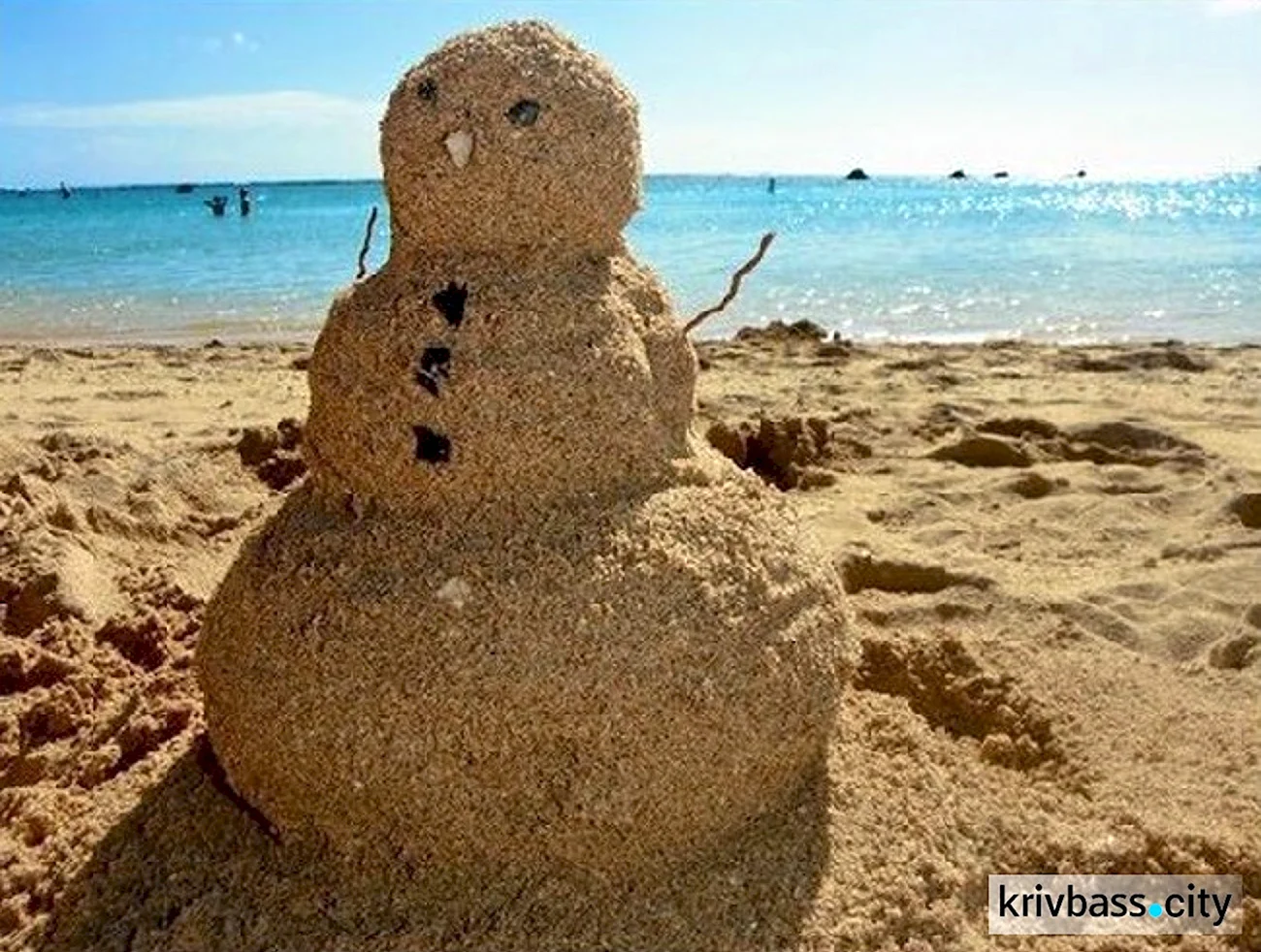 Снеговик из песка на пляже. Картинка