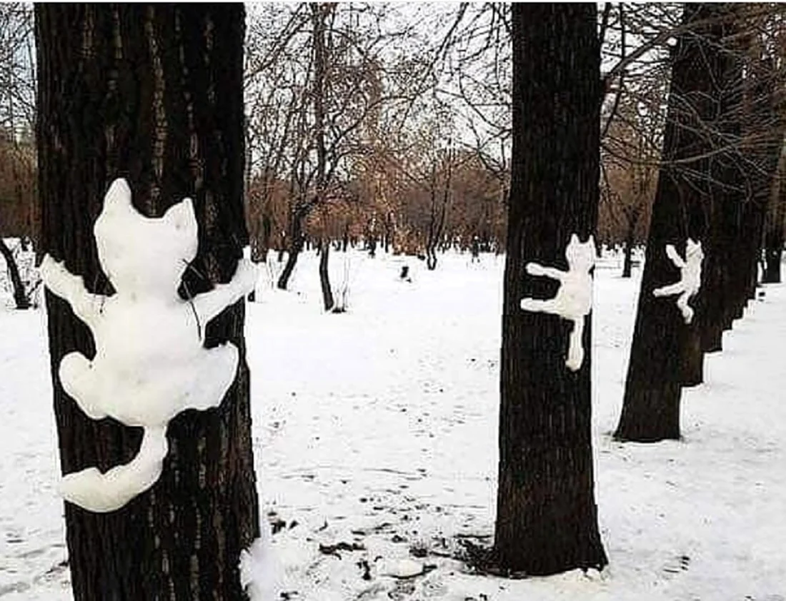 Снежные фигурки на дереве. Картинка