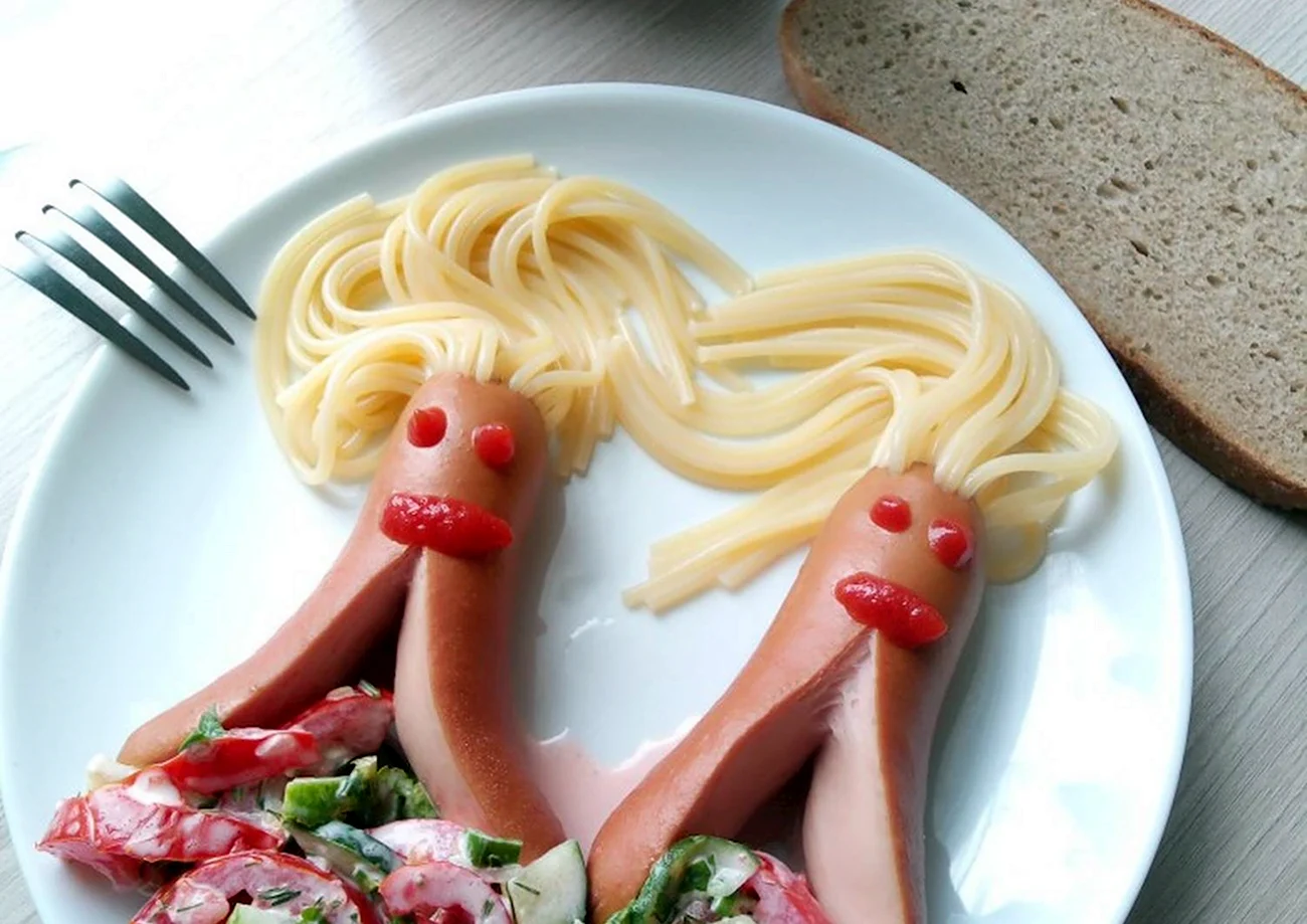 Спагетти с сосисками. Прикольная картинка
