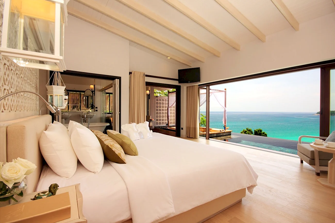 Спальня с видом на море. Красивая картинка