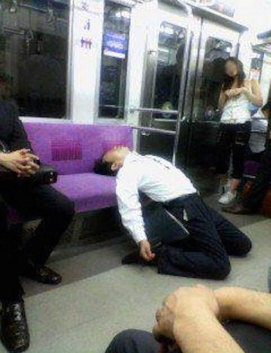 Спящие японцы в метро. Прикольная картинка