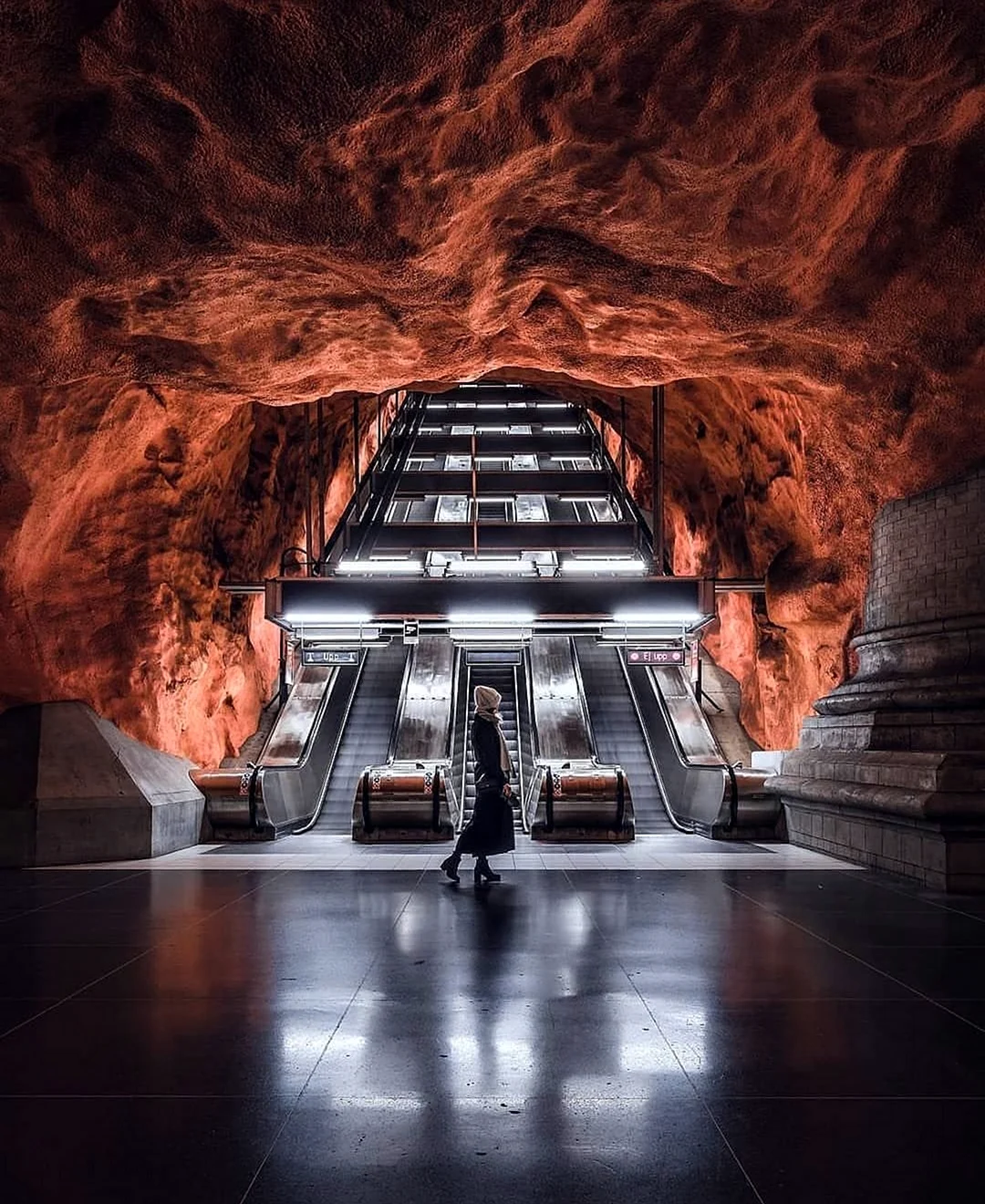Станция метро Родхусет Стокгольм. Красивая картинка