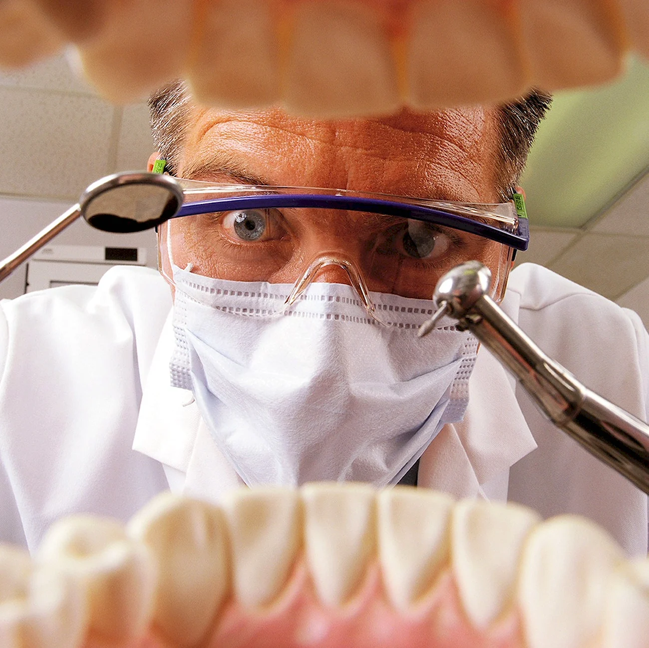 Стоматолог ортопед. Прикольная картинка