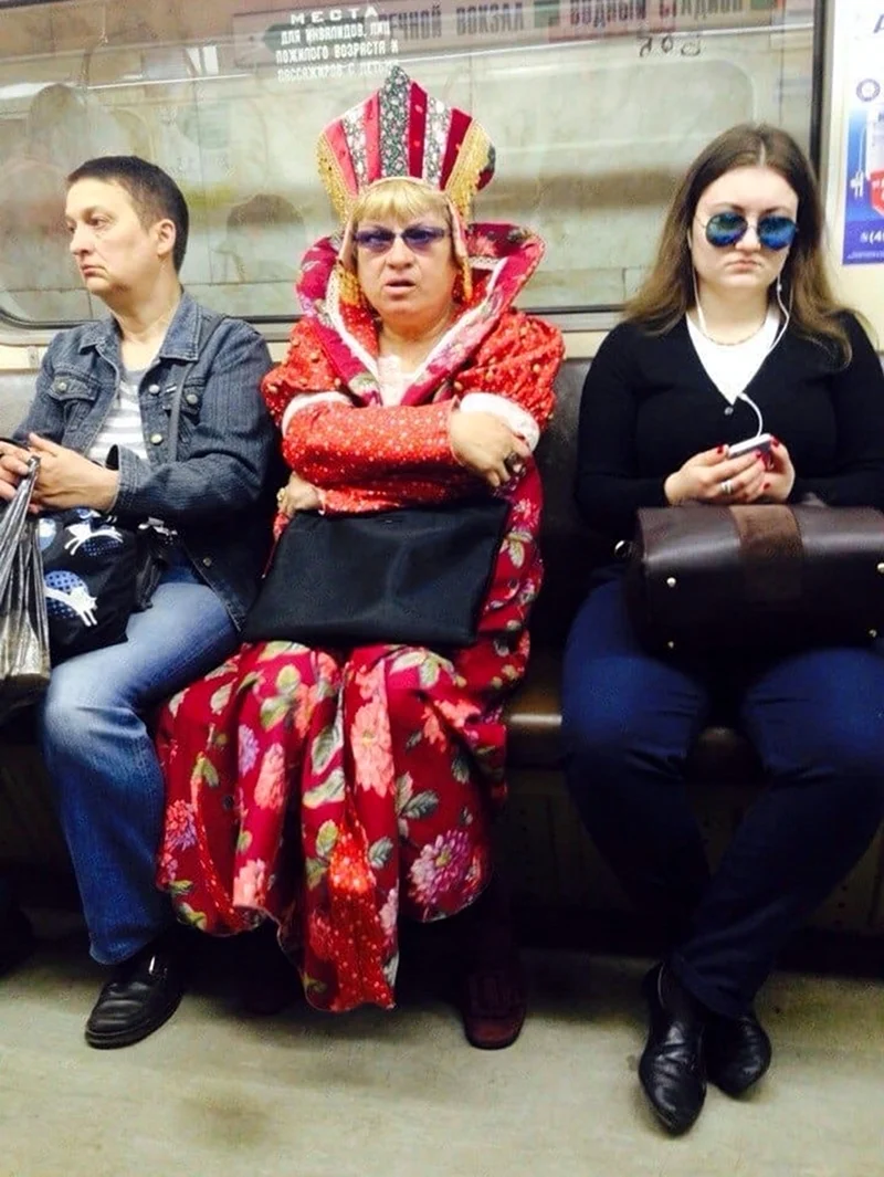 Странно одетые люди в метро. Прикольная картинка